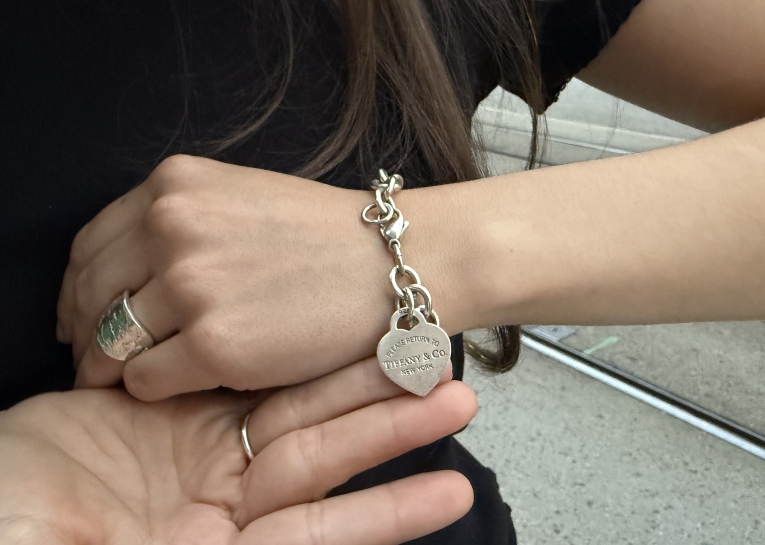 Lin trägt die Kette von Sévérine