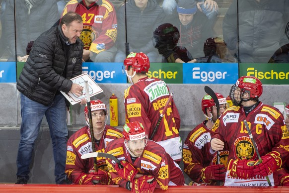 Tigers coach Heinz Ahlers, left, gives instructions during the National League championship match between the SCL Tigers and HC Lugano, on Friday, December 6, 2019, at the Ilfisstadion in…