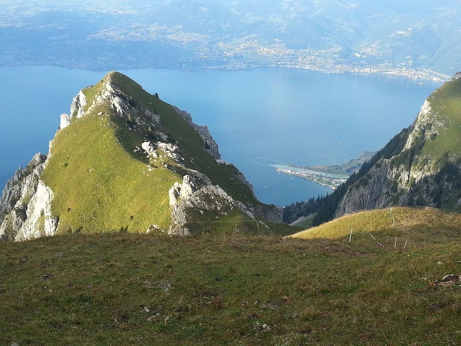 L&#039;arrivée du Rhône dans le Léman, depuis le Grammont.
Par Philippe Ganty — Travail personnel, CC BY-SA 3.0, https://commons.wikimedia.org/w/index.php?curid=40562088