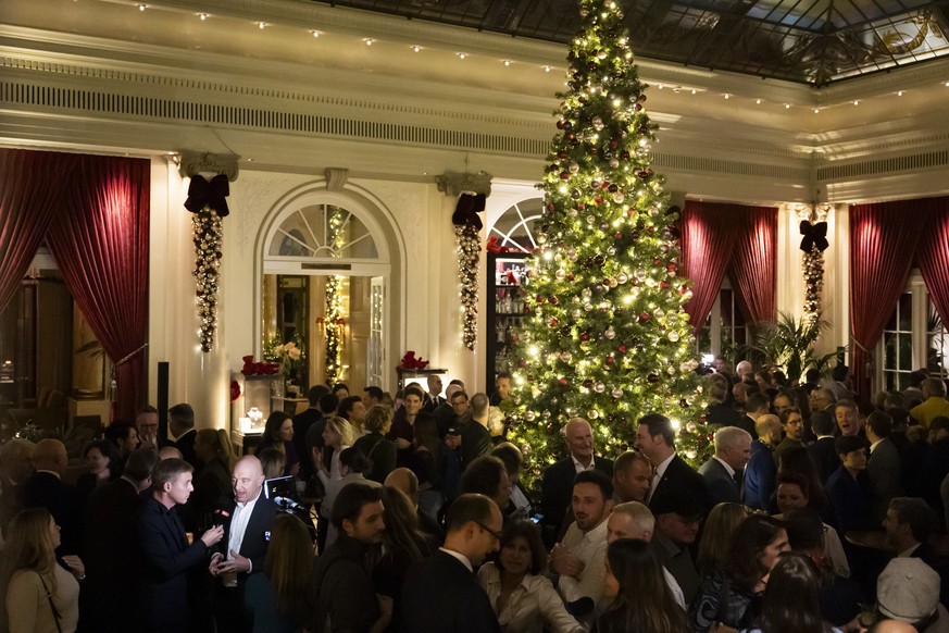 Daniel Jositsch, Staenderat SP-ZH, gibt ein Interview, am Vortag der Bundesratswahlen, am Dienstag, 12. Dezember 2023 in der Lobby des Hotels Bellevue in Bern. (KEYSTONE/Peter Klaunzer)