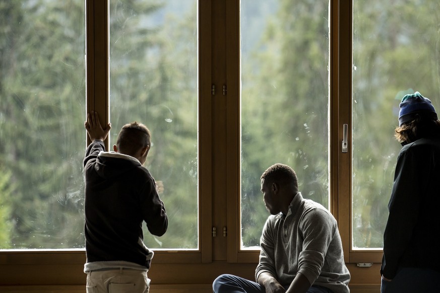 Maenner schauen aus dem Fenster anlaesslich des Informationstag fuer die Bevoelkerung im Bundesasylzentrum Glaubenberg am Samstag, 1. Oktober 2016. Der Kanton Obwalden und die Gemeinde Sarnen hatten s ...