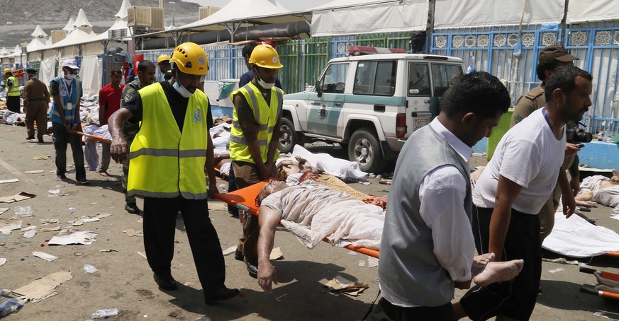 Helfer bergen Opfer, die bei der Massenpanik in Mekka verletzt worden sind.&nbsp;