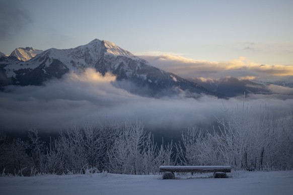 Verschneite Landschaft am Golerberg mit Blick auf den Vilan bei Seewis nach den ersten Schneefaellen des Winters, am Dienstag, 18. November 2025, in St. Margrethenberg. (KEYSTONE/Gian Ehrenzeller). Fr ...