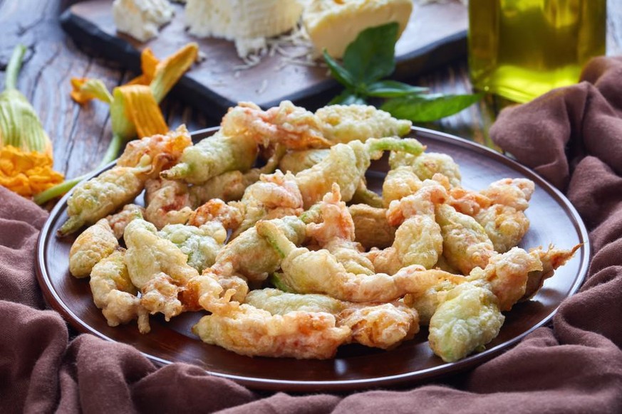 fiori di zucca ripieni di napoli Sciurilli gefüllte zucchiniblüten essen food italien campania napoli