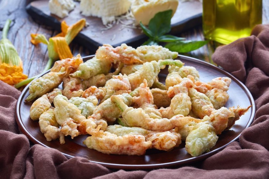 fiori di zucca ripieni di napoli Sciurilli gefüllte zucchiniblüten essen food italien campania napoli