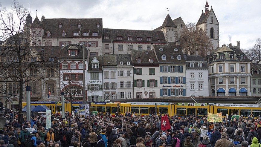 Demonstranten protestieren im Namen der Bewegung Klimastreik Schweiz in Basel, am Samstag, 2. Februar 2019. (KEYSTONE/Georgios Kefalas)