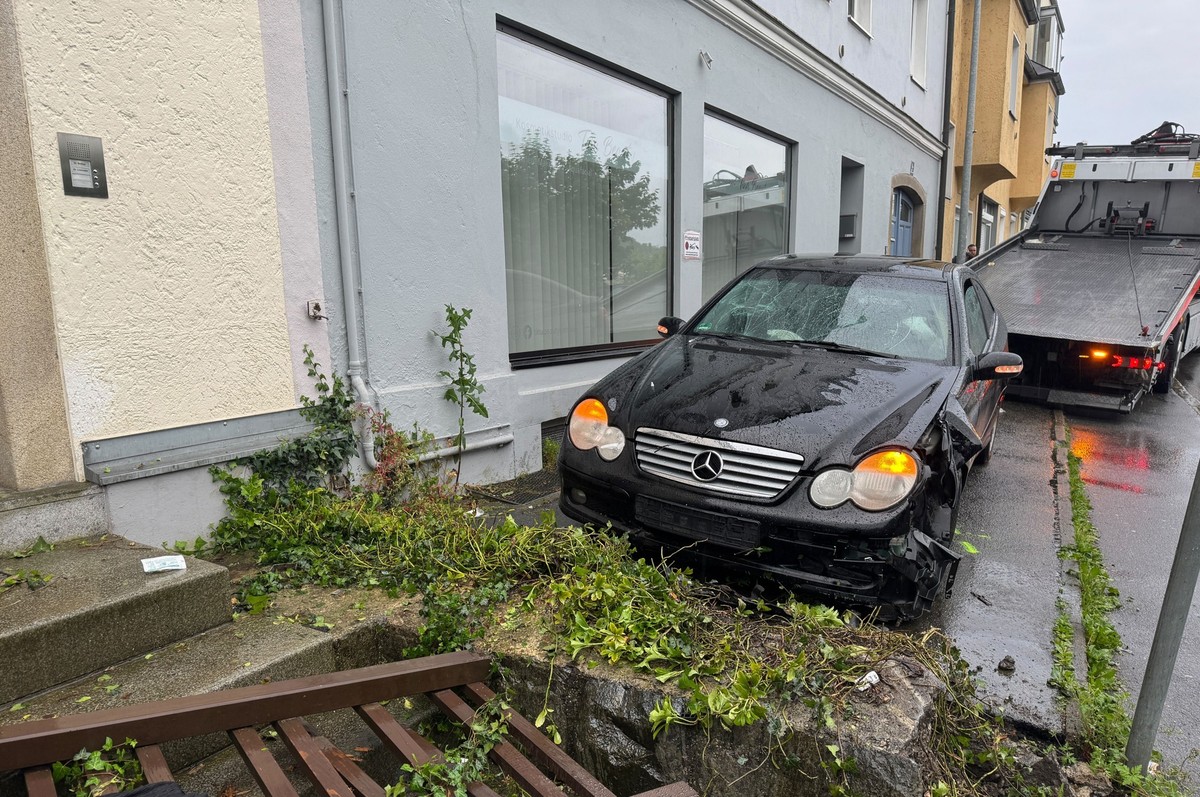 07.06.2025, Bayern, Passau: Ein Abschleppfahrzeug steht hinter einem Auto. Ein Mann ist in Passau mit einem Wagen in eine Menschengruppe gefahren. Die Polizei vermutet eine Beziehungstat. Unter den f