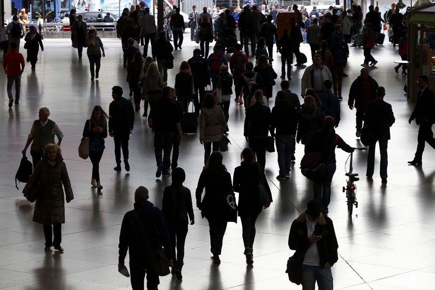 Die Prognosen über die Entwicklung der Weltbevölkerung gehen auseinander – Pendler am Hauptbahnhof München.