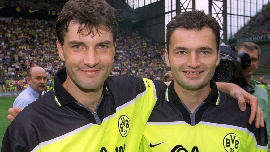 DOR02 - 19990807 - DORTMUND, GERMANY : Vor seinem Abschiedsspiel am Samstag (07.08.1999) im Dortmunder Westfalenstadion h lt Michael Zorc (l) seinen langj hrigen Mannschaftskameraden, den Schweizer Fu ...