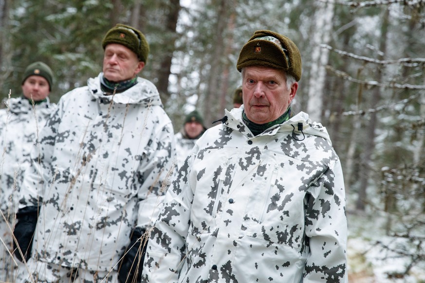 epa10336201 Finnish President Sauli Niinisto (R) attends the army&#039;s main exercises in Nurmes, Finland, 29 November 2022. Kontio 22 is the Army?s main exercise of 2022. The objective of the exerci ...