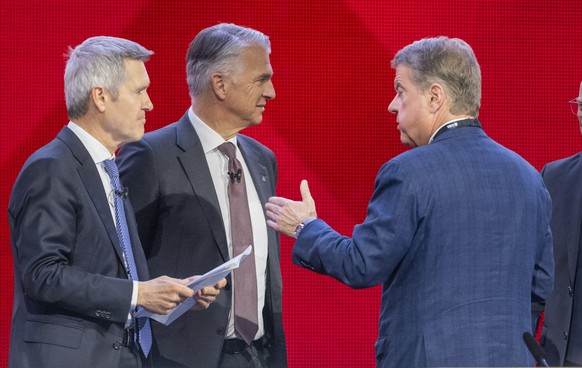 Der Verwaltungsrat der UBS Lukas Gaehwiler, links, mit dem CEO der UBS, Sergio Ermotti, 2. von links, der Verwaltungsratspraesident der UBS, Thomas Columba ,Colm, Kelleher, 3. von links, und Verwaltun ...