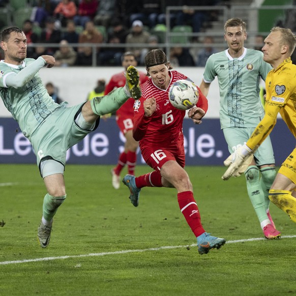 epa10920639 Switzerland&#039;s forward Cedric Itten (C) fights for the ball with Belarus&#039; midfielder Sergei Politevich (L) and, Belarus&#039; goalkeeper Sergei Ignatovich during the UEFA Euro 202 ...