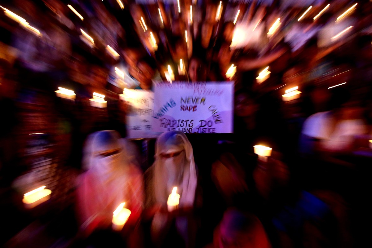 epa06675278 Image taken in slow shutter with zoom effect showing Members of Karnataka State Child and Women Protection Board, students from different colleges, social activists, and other non governme ...