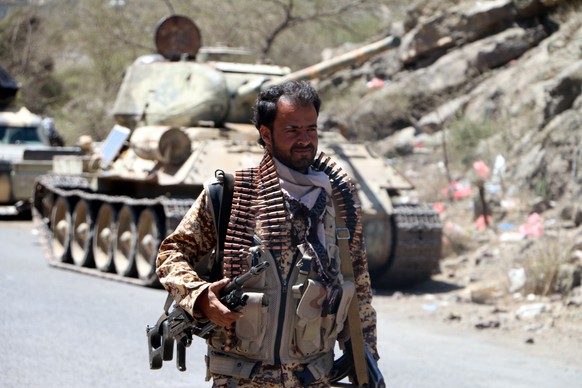 epa07477171 A Yemeni pro-government soldier wears a machine gun bullet belt as he takes part in military operations on Houthi positions in the southern province of Dhale, Yemen, 31 March 2019. Accordi ...