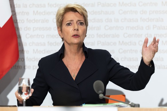 Bundesraetin Karin Keller-Sutter spricht waehrend einer Medienkonferenz des Bundesrates zur Aenderung des Bankengesetzes (Eigenkapitalunterlegung auslaendischer Beteiligungen im Stammhaus von systemre ...