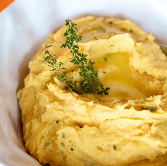 kürbis kartoffelstock essen food herbst http://reluctantentertainer.com/pumpkin-mashed-potatoes/