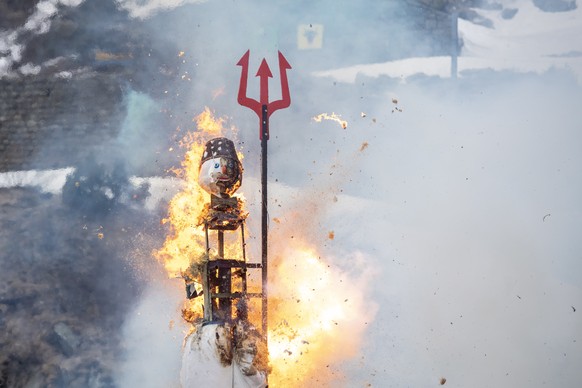 epa09145884 The Boeoegg, a symbolic snowman, burns on the platform over Devil&#039;s Bridge in the Schoellenen Gorge near Andermatt, Switzerland, 19 April 2021. The Sechselaeuten (Ringing of the six o ...