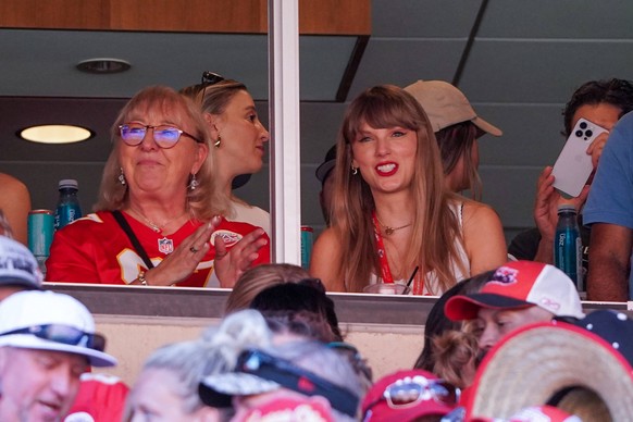 NFL, American Football Herren, USA Chicago Bears at Kansas City Chiefs Sep 24, 2023 Kansas City, Missouri, USA Taylor Swift reacts while sitting next to Donna Kelce watching the Kansas City Chiefs vs  ...