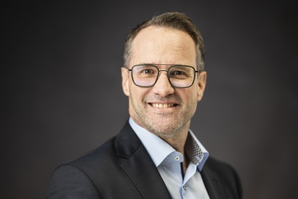 Reto Mueller (SP), Kandidat fuer den Regierungsrat des Kantons Bern, posiert am Rand eines Podiumsgespraechs zum Portrait, am Mittwoch, 21. Januar 2026 in Bern. Am 29. Maerz waehlen die Stimmberechtig ...