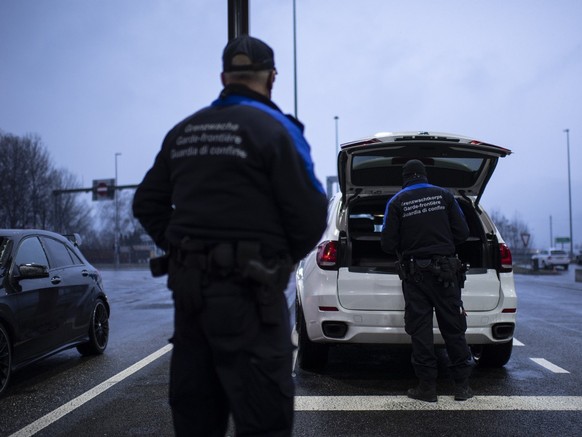 Schweizer Grenwaechter bei der Arbeit, am Mittwoch, 10. Februar 2021, am Zoll in Au. (KEYSTONE/Gian Ehrenzeller)