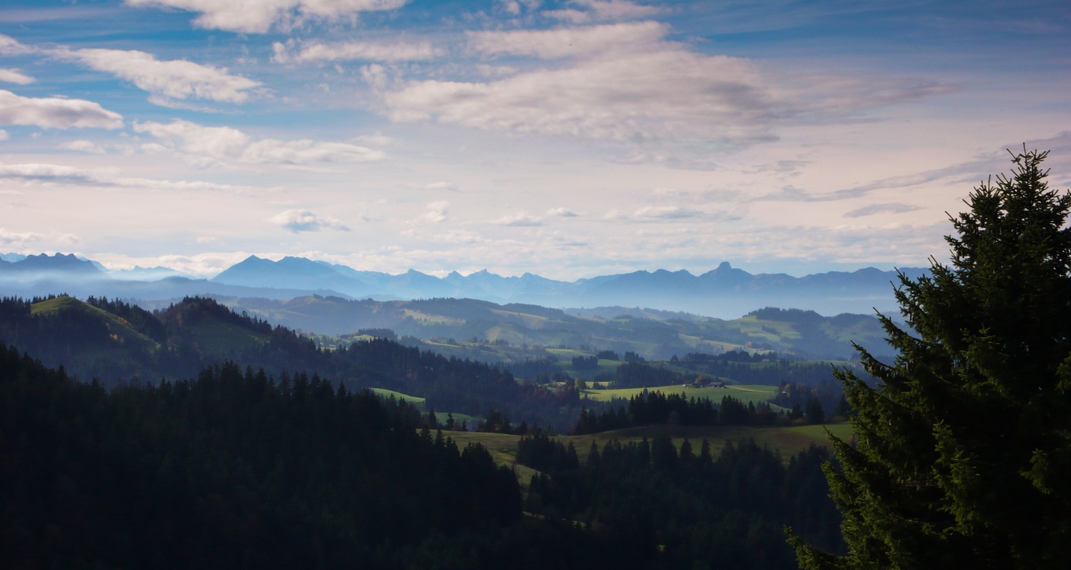 Blick auf das dünn besiedelte Hügelgebiet rund um den Napf.