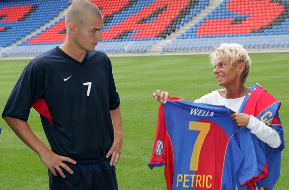 FC Basel Vizepraesidentin Gigi Oeri, rechts, uebergibt zum Trainingsbeginn des FC Basel am Mittwoch, 16. Juni 2004, dem Neuzuzug Mladen Petric sein neues Dress. (KEYSTONE/Markus Stuecklin)