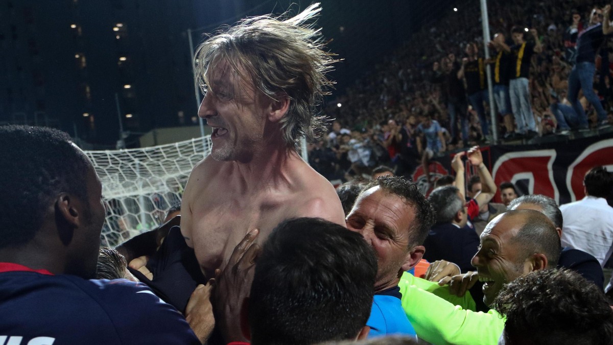 epa05996624 Crotone's head coach Davide Nicola (C) celebrates the victory of the Italian Serie A at the end of the soccer match between FC Crotone and SS Lazio at Ezio Scida stadium in Crotone, I ...