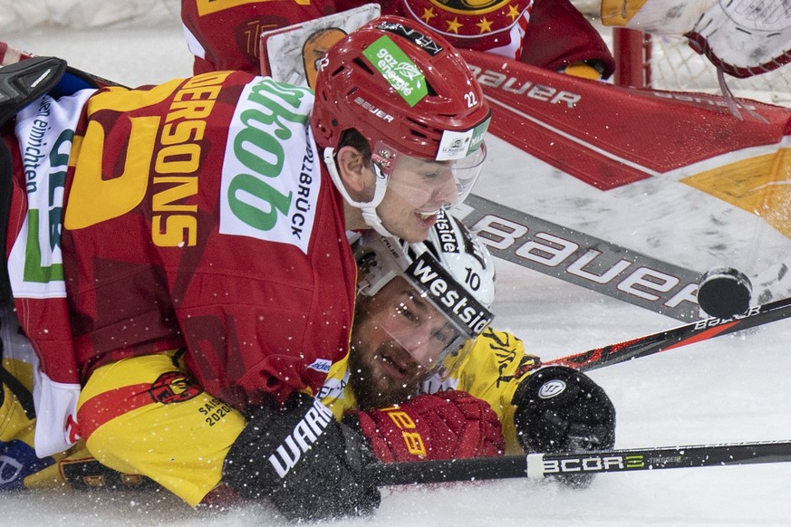 Tigers Toms Andersons, oben, kaempft um den Puck gegen Berns Tristan Scherwey, unten, waehrend dem Meisterschaftsspiel der National League zwischen den SCL Tigers und dem SC Bern, am Mittwoch, 17. Feb ...