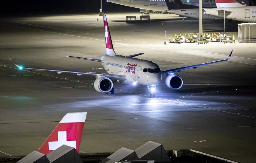 ARCHIVBILD ZUR REDUKTION DER KAPAZITAETEN DER SWISS IM MAERZ UND APRIL UM BIS ZU 50 PROZENT, AM FREITAG, 6. MAERZ 2020 - Ein Airbus A220-100 der Swiss rollt am Flughafen Zuerich am Sonntag, den 16. Se ...