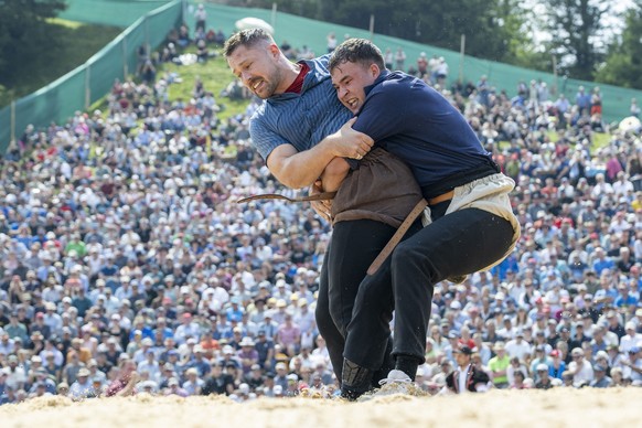 Michael Moser, rechts, und Fabian Staudenmann, links, im 5. Gang beim traditionellen Rigi Schwing- und Aelplerfest vom Sonntag, 19. Juli 2026 auf der Rigi. (KEYSTONE/Urs Flueeler)