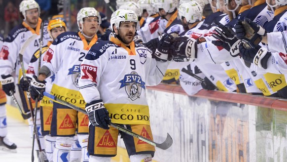 Jubel bei Zugs Torschuetze Garrett Roe und dem Team, im ersten Eishockey Playoff-Finalspiel der National League zwischen dem SC Bern und dem EV Zug, am 11. April 2019, in der PostFinance Arena in Bern ...