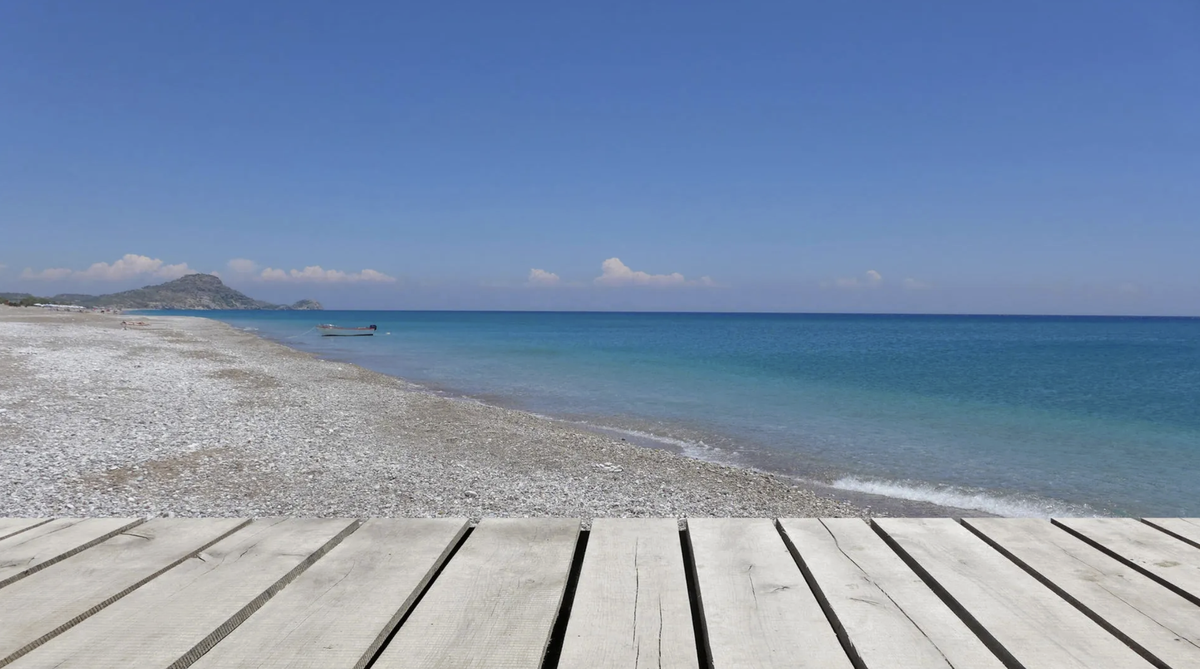 Plage d'Afandou à Rhodes: La plage est très longue et est tantôt recouverte de sable, tantôt de galets.