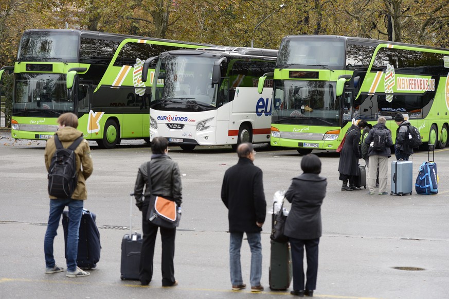 Fernbusse von Meinferienbus.de auf dem Zuercher Carparkplatz am Donnerstag, 6. November 2014, in Zuerich. Seit dem Streik der Gewerkschaft der Lokfuehrer (GDL) in Deutschland ist die Nachfrage nach Fe ...