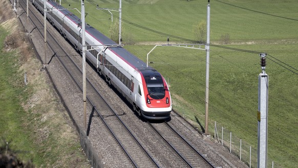 ARCHIVBILD - ZUR KUENFTIGEN ZUSAMMENARBEIT DER SBB UND SOB STELLEN WIR IHNEN FOLGENDES BILDMATERIAL ZUR VERFUEGEUNG - A RABDe 500 Intercity passenger train by the Swiss Federal Railways en route betwe ...