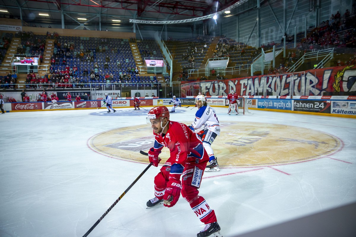 SC Rapperswil-Jona Lakers Stuermer Kay Schweri vor halb leeren Zuschauerraengen waehrend dem Eishockey-Meisterschaftsspiel der National League zwischen den SC Rapperswil-Jona Lakers und den ZSC Lions  ...