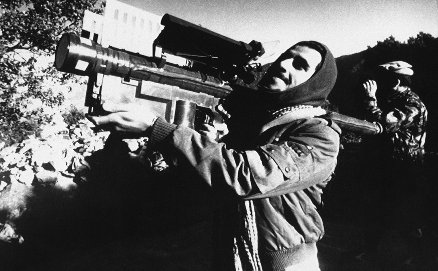 Ein Mujahed mit einer amerikanischen Stinger-Luftabwehrwaffe (1988).