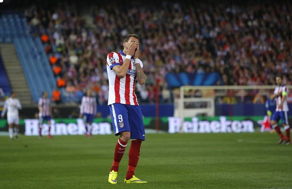 Atletico&#039;s Mario Mandzukic reacts during the Champions League quarterfinal first leg soccer match between Atletico Madrid and Real Madrid at the Vicente Calderon stadium in Madrid, Spain, Tuesday ...