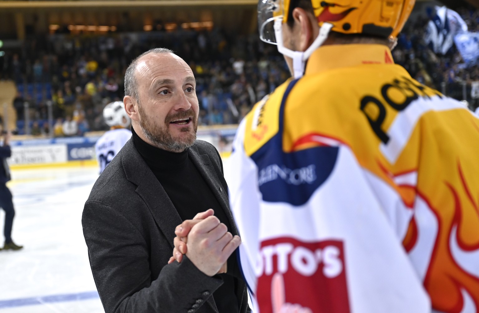 Der Davoser Head Coach Christian Wohlwend gratuliert dem Zuger PostFinance Top Scorer Jan Kovar (CZE) nach Spielende zum Sieg, in Spiel 4 des Playoff 1/2 Final Eishockeyspiels der National League beim ...