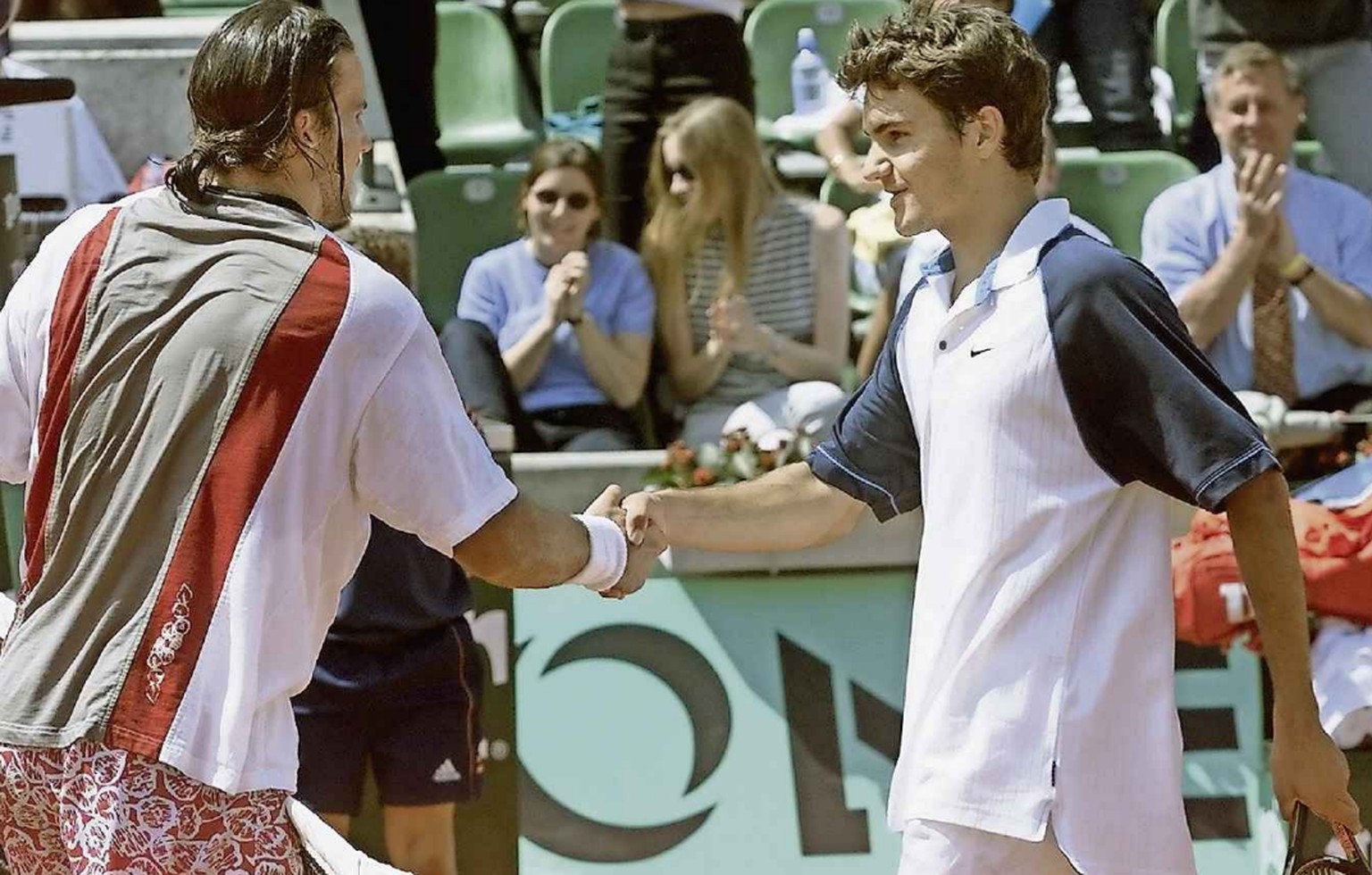 Roger Federer muss sich bei den French Open mit 7:5, 3:6, 0:6, 2:6 Pat Rafter geschlagen geben.