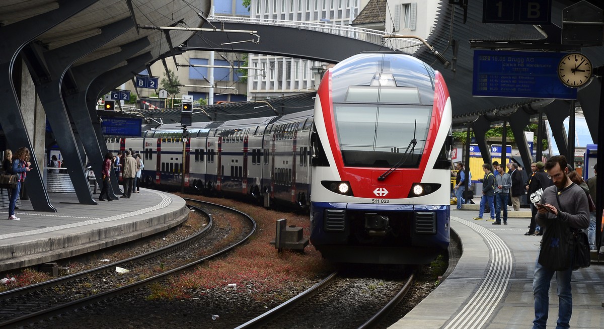 ZUR HEUTIGEN MEDIENKONFERENZ DER SBB UEBER DIE ZIELVEREINBARUNGEN 2016-2021 FUER DIE ZUERCHER S-BAHN, STELLEN WIR IHNEN AM DIENSTAG, 13. SEPTEMBER 2016, FOLGENDES ARCHIVBILD ZUR VERFUEGUNG - Ein Zug f ...
