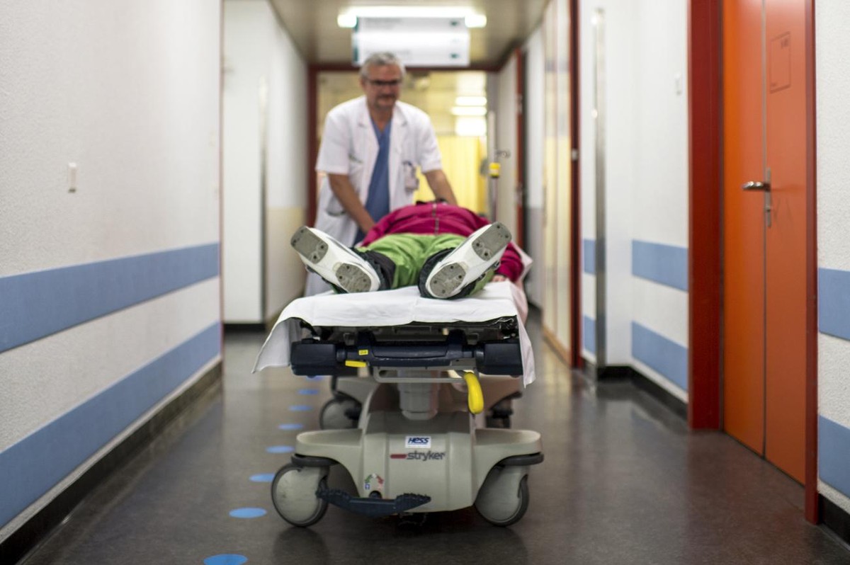 Une jeune femme joue le role d'une skieuse blessee pour illustrer le sujet des blessures a ski, ce mardi 27 decembre 2016, aux urgences de l'Hopital du Valais, a Sion, suite a la conference  ...