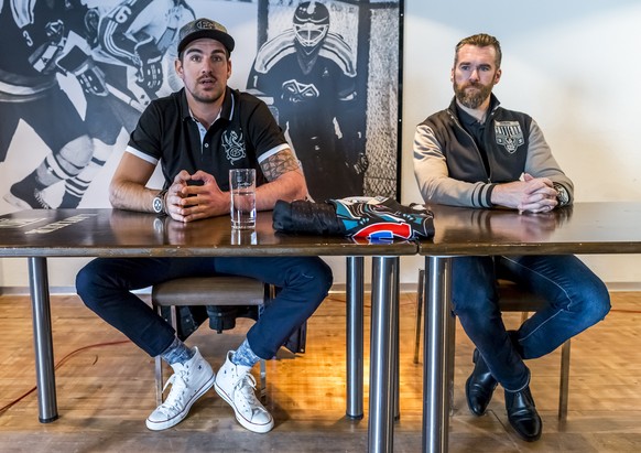 Reto Berra, neuer Torhueter des HC Fribourg-Gotteron, links, und Sportchef Christian Dube, sprechen an einer Medienkonferenz in Fribourg, am Freitag, 28. April 2017. (KEYSTONE/Thomas Hodel)