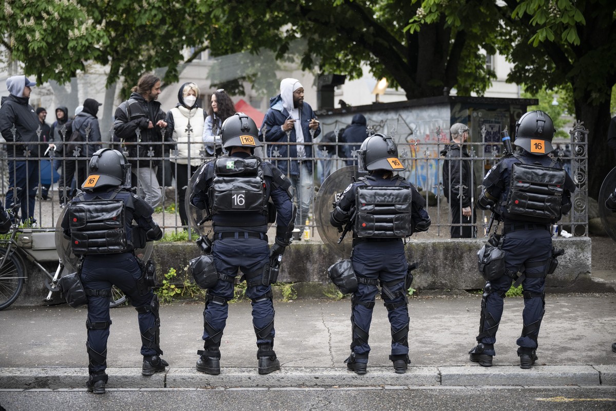 Linksautonome streiten mit der Polizei an der Nachdemonstration vom 1. Mai-Umzug, am Tag der Arbeit im Zeichen der "feministischen Revolution" in Zuerich, aufgenommen am Montag, 1. Mai 2023. ...