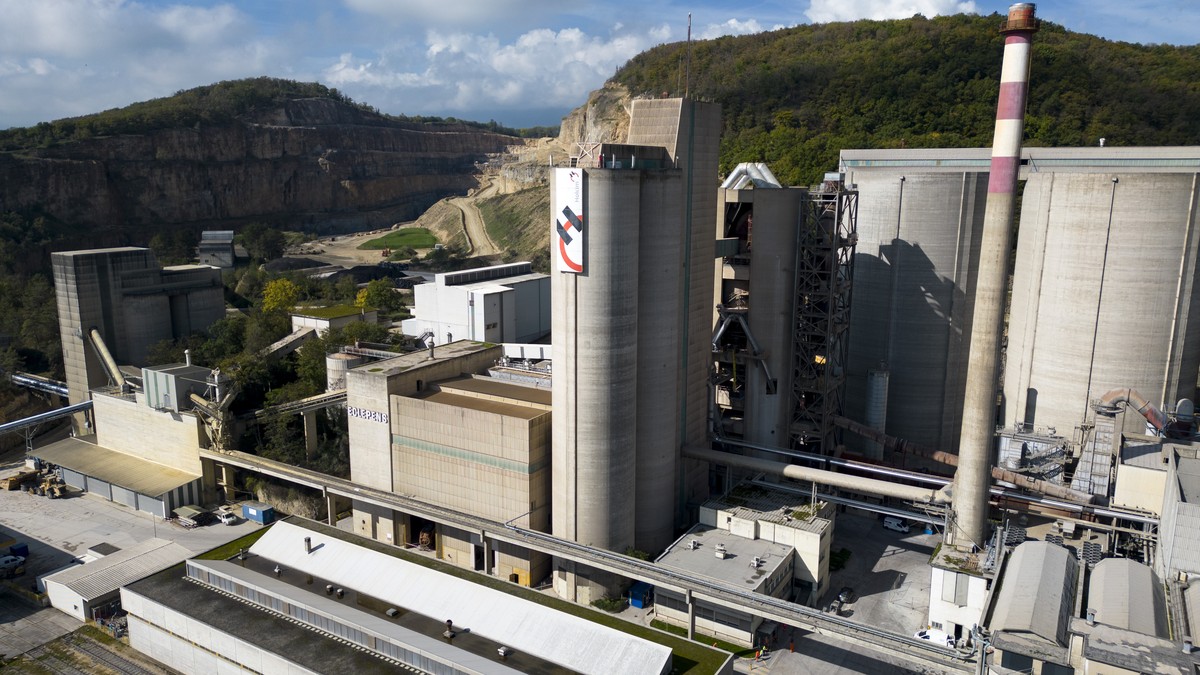 La cimenterie Holcim photographiee devant la carriere du Mormont lors d'une conference de presse de la presentation des objectifs environnementaux Holcim Suisse 2030 ce lundi 10 octobre 2022 a la ...