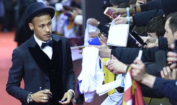 Brazil&#039;s Neymar signs autographs on the red carpet prior to the FIFA Ballon d&#039;Or awarding ceremony at the Kongresshaus in Zurich, Switzerland, Monday, January 11, 2016. in Zurich, Switzerlan ...