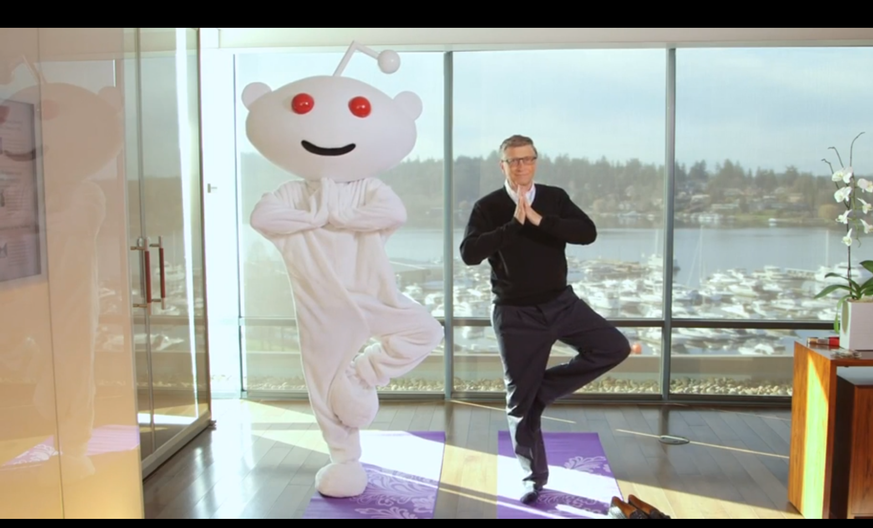 Bill Gates beim Yoga mit Reddit-Maskottchen Snoo.  