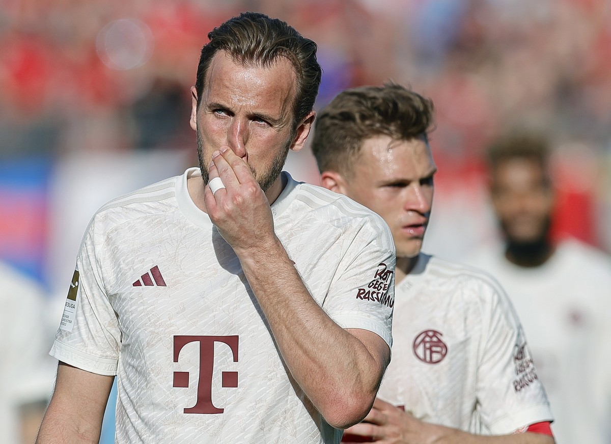epa11262529 Munich's Harry Kane reacts after losing the German Bundesliga soccer match between 1. FC Heidenheim and FC Bayern Munich in Heidenheim, Germany, 06 April 2024. EPA/RONALD WITTEK CONDI ...