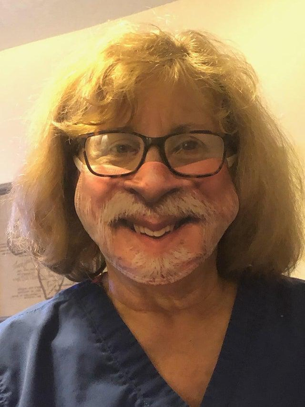 Es ist eine bedruckte Gesichtsmaske.