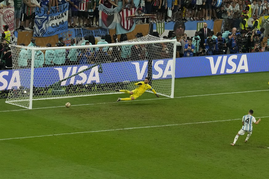 Argentina&#039;s Gonzalo Montiel, right, scores a penalty during a shootout to win the World Cup final soccer match against France at the Lusail Stadium in Lusail, Qatar, Sunday, Dec. 18, 2022. (AP Ph ...