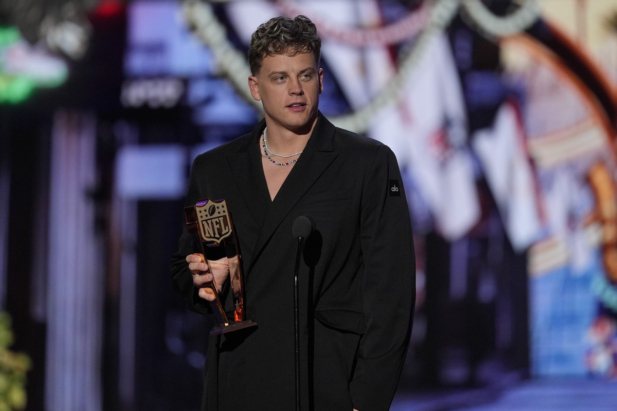 Cincinnati Bengals' Joe Burrow, AP Comeback player of the year speaks during the NFL Honors award show ahead of the Super Bowl 59 football game, Thursday, Feb. 6, 2025, in New Orleans. (AP Photo/ ...